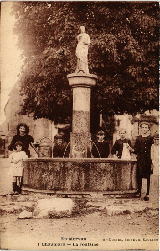 Carte postale ancienne En Morvan - Chaumard - La Fontaine à Chaumard