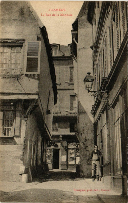 Carte postale ancienne Clamecy - La Rue de la Monnaie à Clamecy