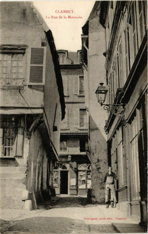 Carte postale ancienne Clamecy - La Rue de la Monnaie à Clamecy