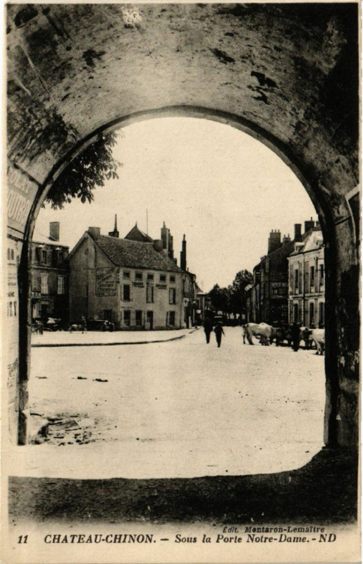 Carte postale ancienne Chateau-Chinon - Sous la Porte N.-D.