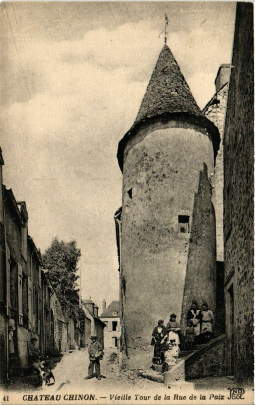 Carte postale ancienne Chateau-Chinon - La Vieille Tourde la Rue de la Paix