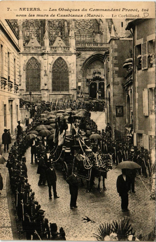 Carte postale ancienne Nevers - Les Obseques du Commandant Provot tue sous les murs... à Nevers