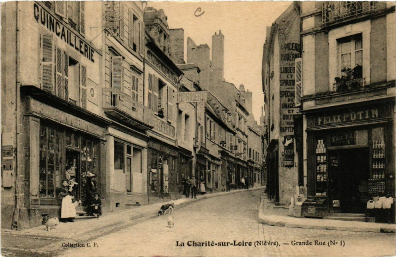 Carte postale ancienne Grande Rue (N°1) à La Charité-sur-Loire