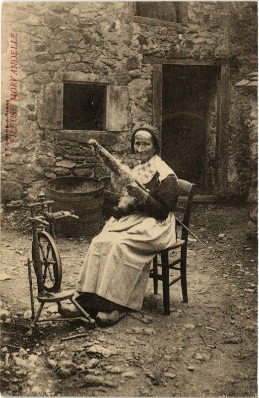 Carte postale ancienne Fileuse Morvandelle