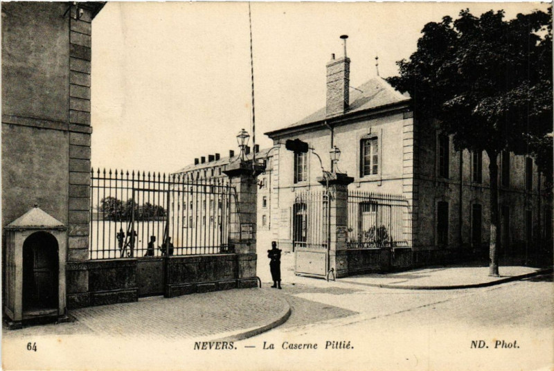 Carte postale ancienne Nevers - La Caserne Pittie à Nevers