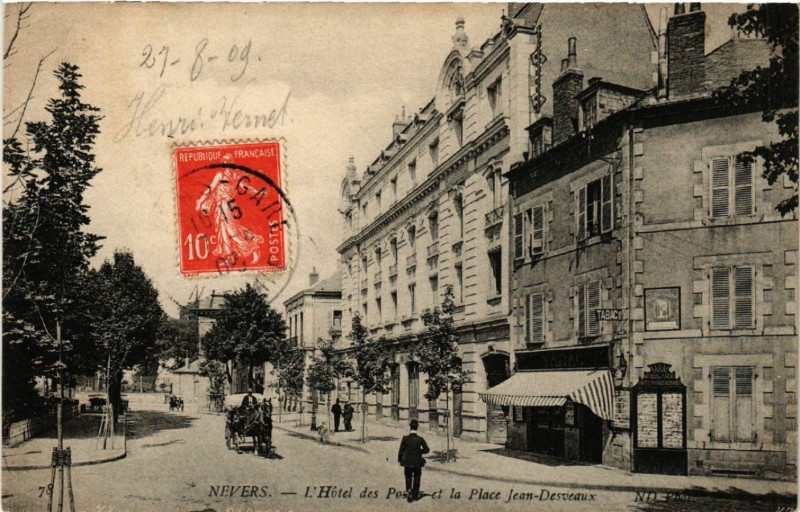 Carte postale ancienne Nevers - L'Hotel des Postes et la Place Jean-Desveaux à Nevers