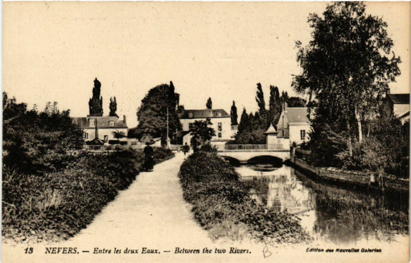 Carte postale ancienne Nevers - Entre les deux Eaux - Betwéen the two Rivers à Nevers