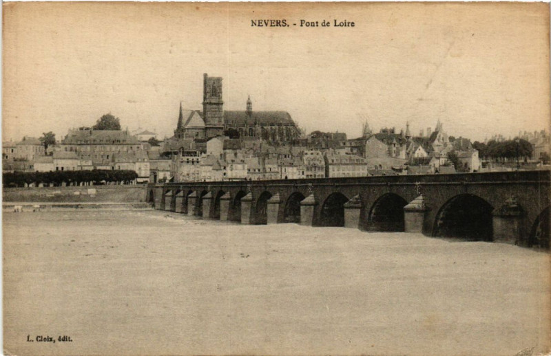Carte postale ancienne Nevers - Pont de Loire à Nevers