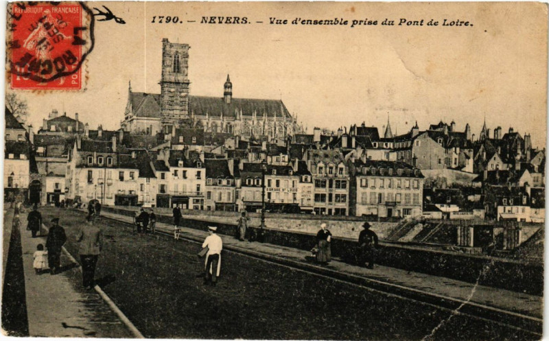 Carte postale ancienne Nevers - Vue d'ensemble prise du Pont de Loire à Nevers