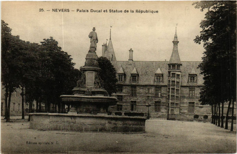 Carte postale ancienne Nevers - Palais Ducal et Statue de la Republique à Nevers