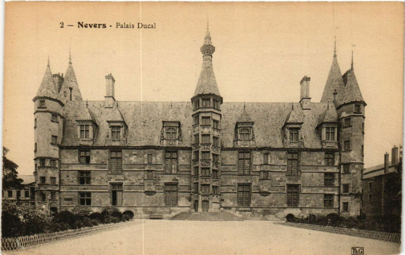 Carte postale ancienne Nevers - Palais Ducal à Nevers