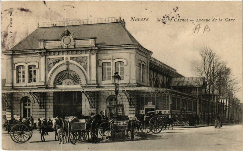 Carte postale ancienne Nevers - Marche Carnot - Avenue de la Gare à Nevers