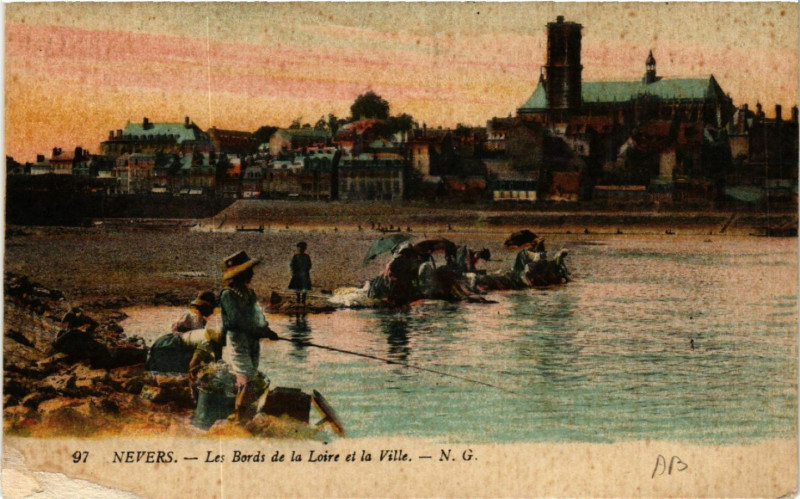Carte postale ancienne Nevers - Les Bords de la Loire et la Ville à Nevers