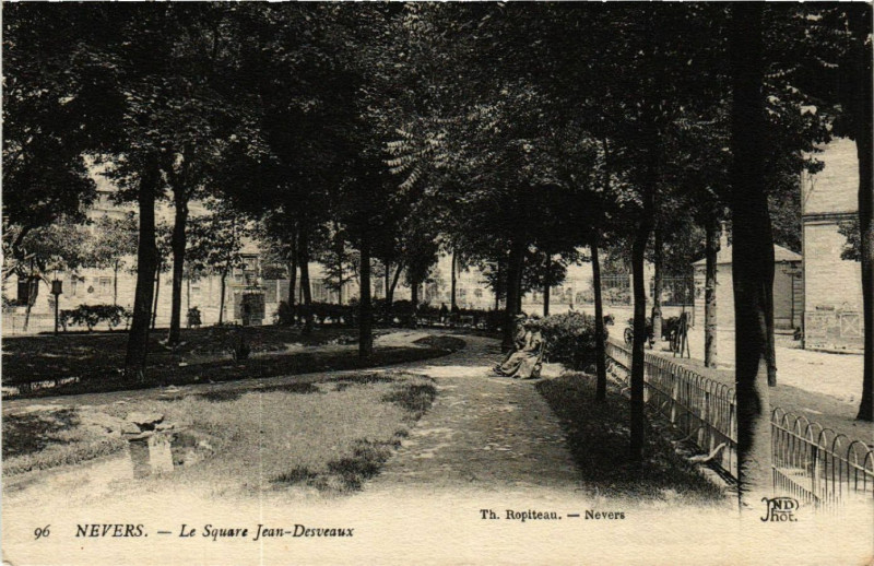 Carte postale ancienne Nevers - Le Square Jean-Desveaux à Nevers