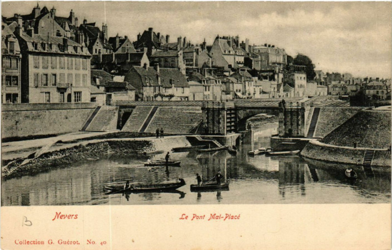 Carte postale ancienne Nevers - Le Pont Mal-Place à Nevers