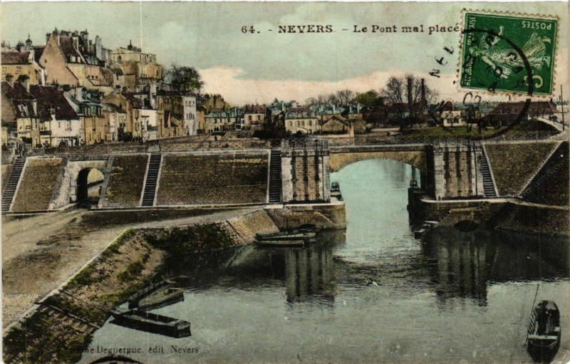 Carte postale ancienne Nevers - Le Pont mal Place à Nevers