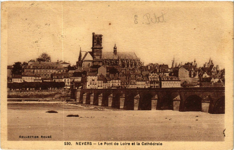 Carte postale ancienne Nevers - Le Pont de Loire et la Cathedrale à Nevers