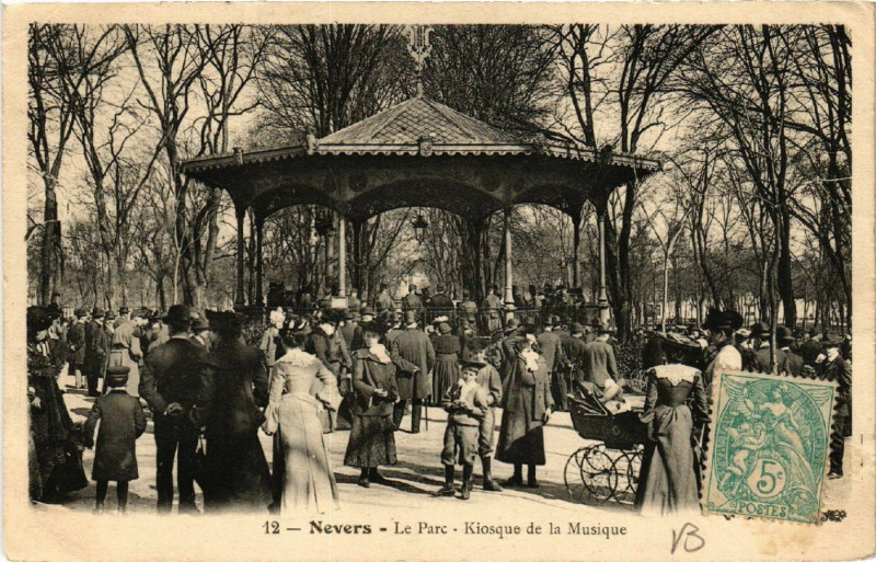 Carte postale ancienne Nevers - Le Parc - Kiosque de la Musique à Nevers