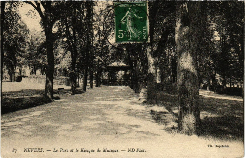 Carte postale ancienne Nevers - Le Parc et le Kiosque de Musique à Nevers
