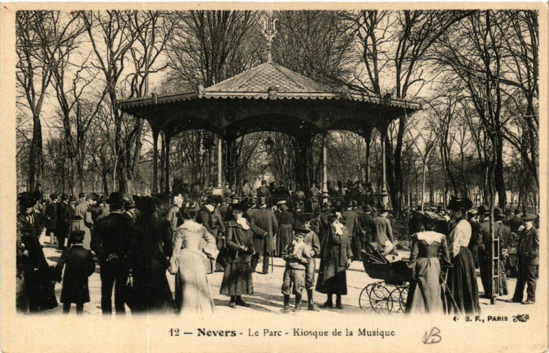 Carte postale ancienne Nevers - Le Parc - Kiosque de la Musique à Nevers