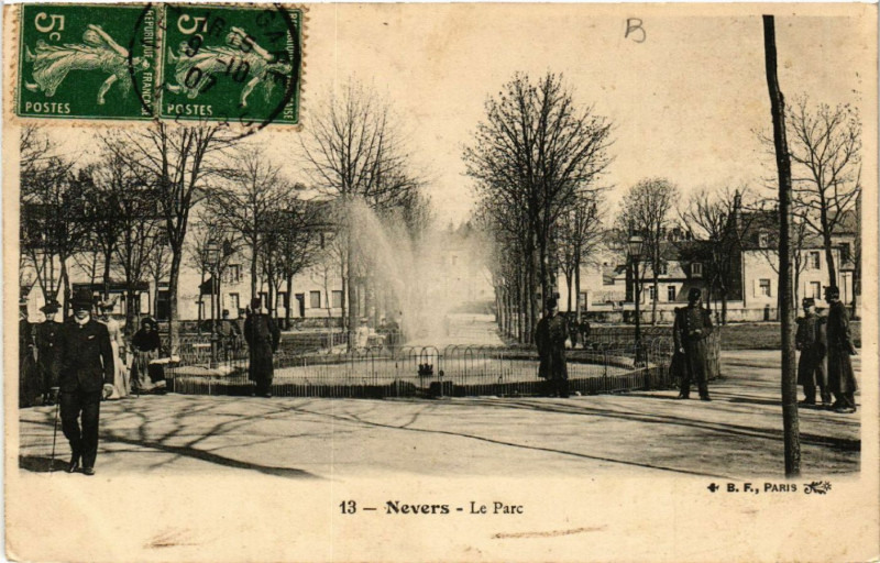 Carte postale ancienne Nevers - Le Parc à Nevers