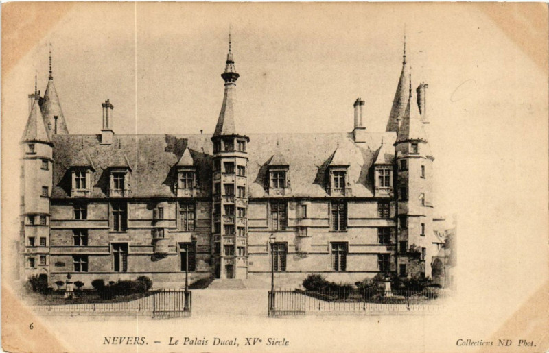 Carte postale ancienne Nevers - Le Palais Ducal Xv Siecle à Nevers