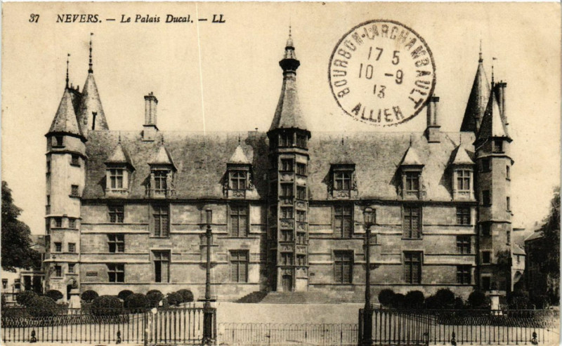 Carte postale ancienne Nevers - Le Palais Ducal à Nevers