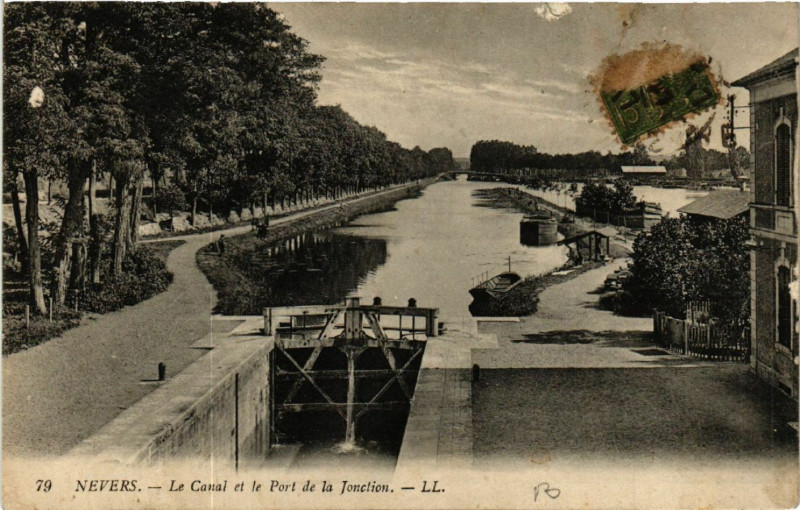 Carte postale ancienne Nevers - Le Canal et le Port de la Jonction à Nevers