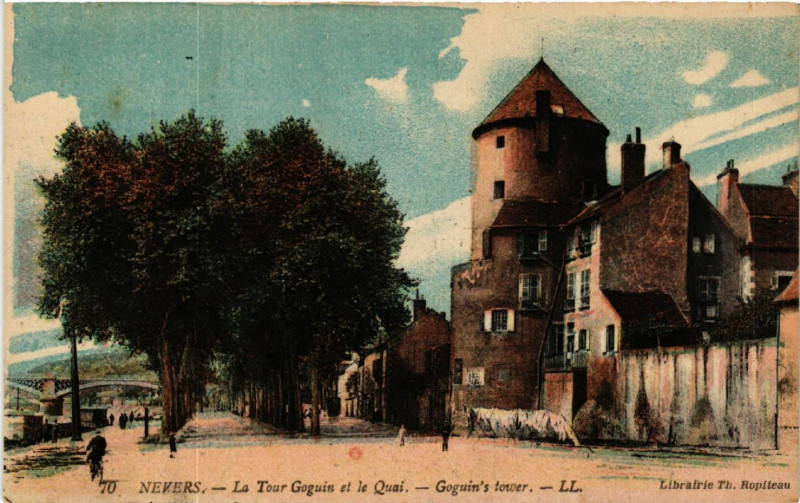 Carte postale ancienne Nevers - La Tour Goguin et le Quai - Goguin's tower à Nevers