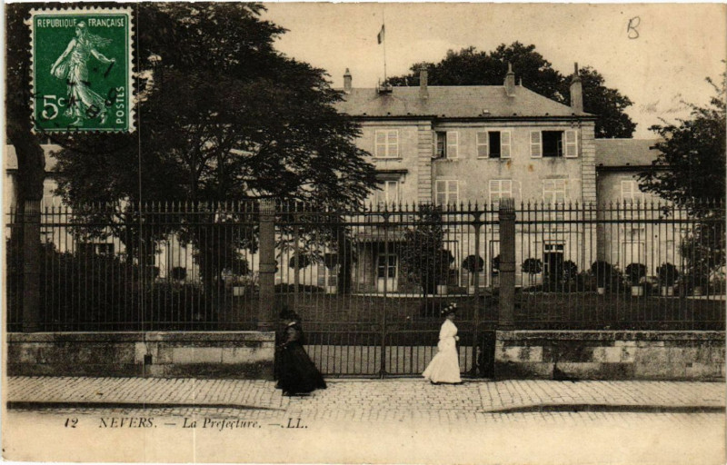 Carte postale ancienne Nevers - La Prefecture à Nevers