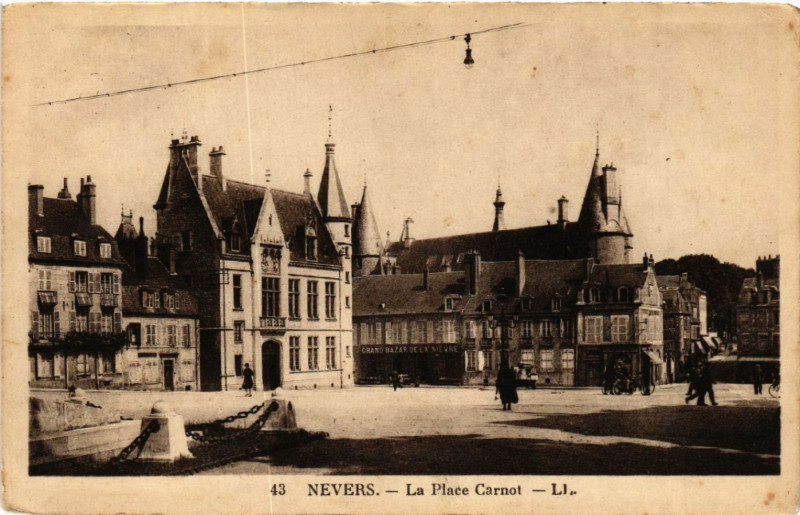 Carte postale ancienne Nevers - La Place Carnot à Nevers