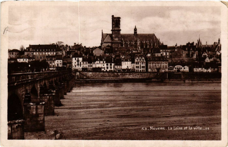 Carte postale ancienne Nevers - La Loire et la ville à Nevers