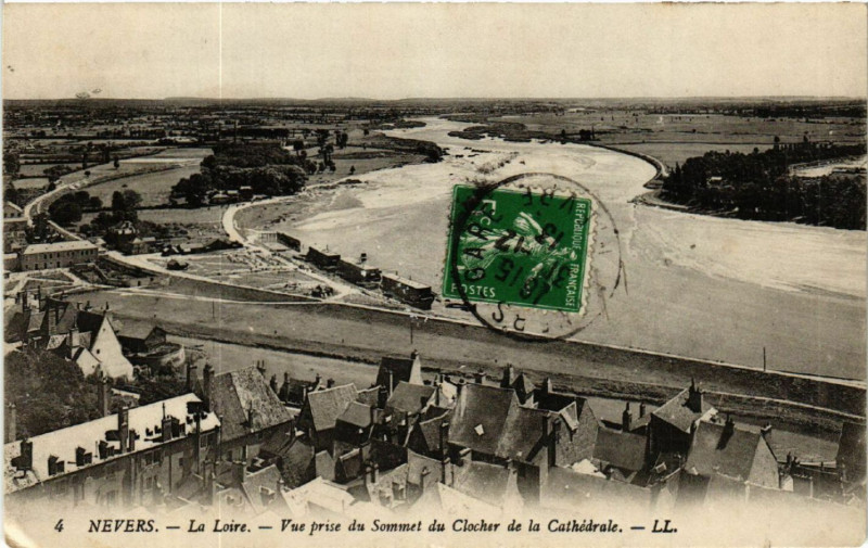 Carte postale ancienne Nevers La Loire Vue prise du Sommet du Clocher de la Cathedrale à Nevers