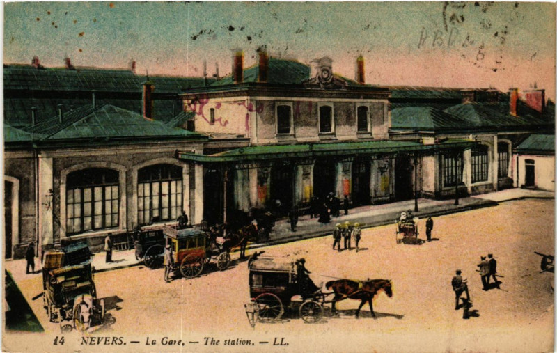 Carte postale ancienne Nevers - La Gare - The station à Nevers