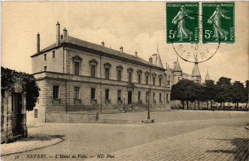 Carte postale ancienne Nevers - L'Hotel de Ville à Nevers