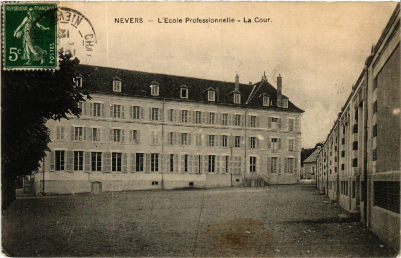 Carte postale ancienne Nevers - L'Ecole Prof. - La Cour à Nevers