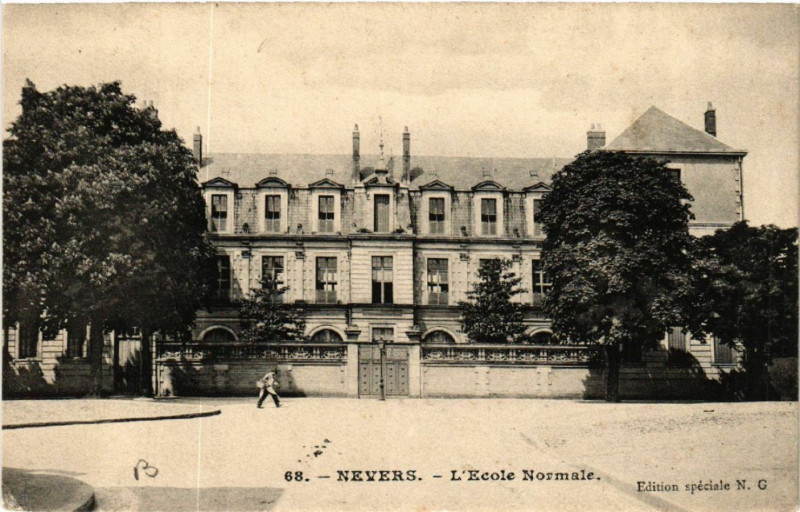 Carte postale ancienne Nevers - L'Ecole Normale à Nevers