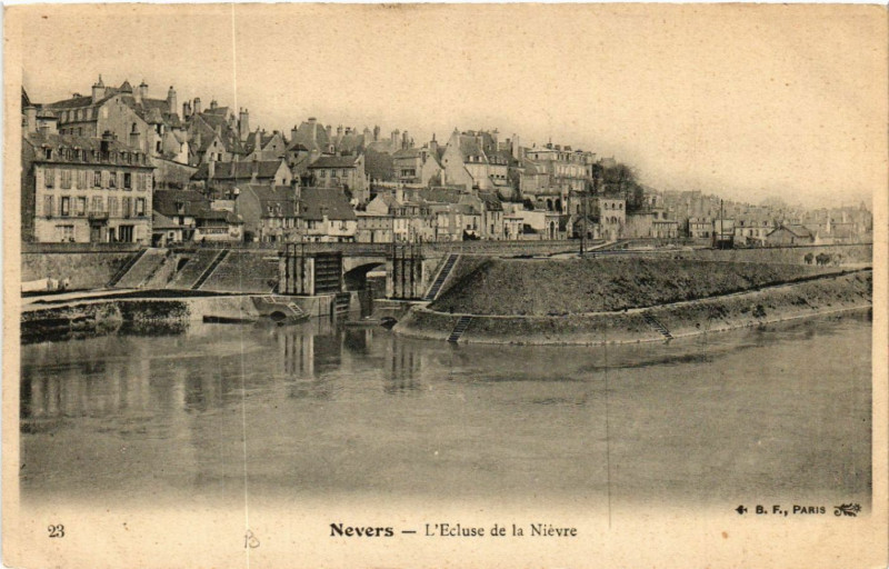Carte postale ancienne Nevers - L'Ecluse de la Nievre à Nevers