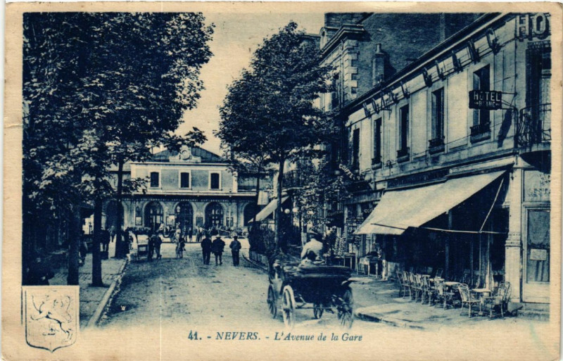 Carte postale ancienne Nevers - L'Avenue de la Gare à Nevers