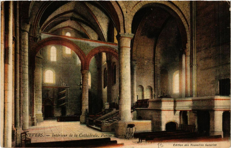 Carte postale ancienne Nevers - Interieur de la Cathedrale Partie Romane à Nevers