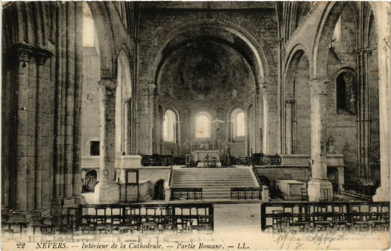 Carte postale ancienne Nevers - Interieur de la Cathedrale - Partie Romane à Nevers