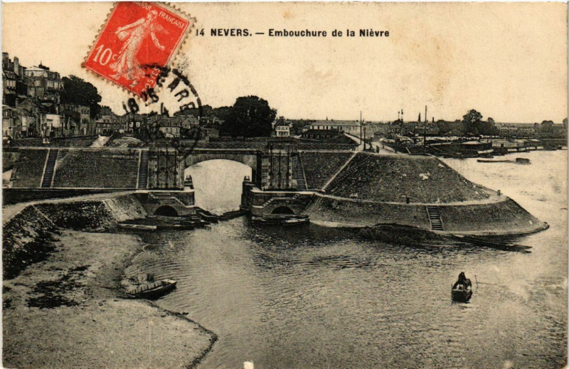 Carte postale ancienne Nevers - Embouchure de la Nievre à Nevers