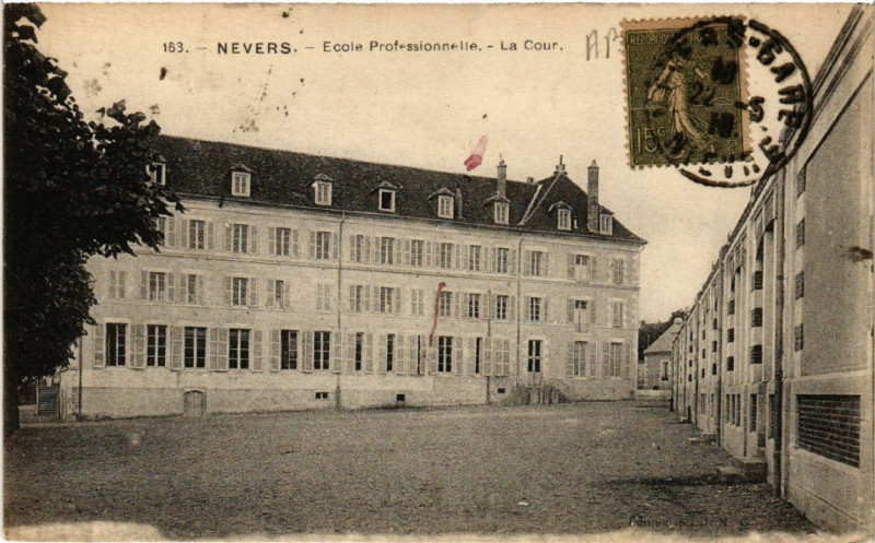 Carte postale ancienne Nevers - Ecole Professionnale - La Cour à Nevers