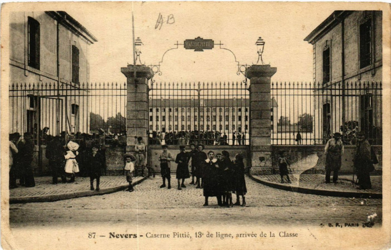 Carte postale ancienne Nevers - Caserne Pittie 13 * de ligne arrivée de la Classe à Nevers