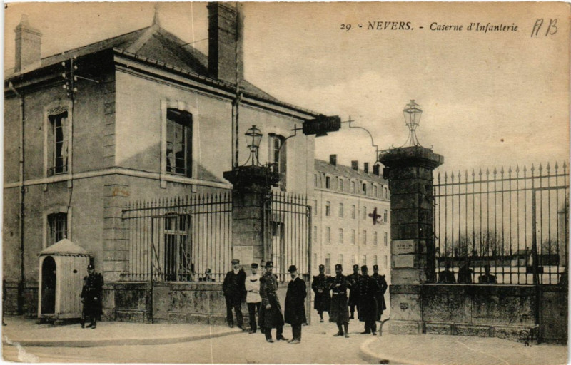 Carte postale ancienne Nevers - Caserne d'Infanterie à Nevers