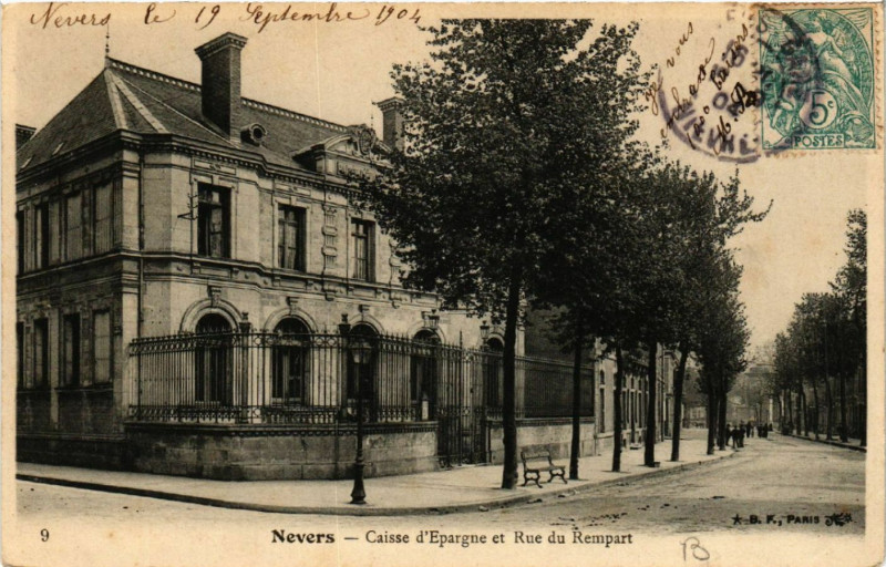 Carte postale ancienne Nevers - Caisse d'Epargne et Rue du Rempart à Nevers