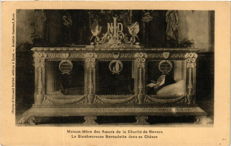 Carte postale ancienne Maison-Mere des Soeurs de la Charite de Nevers à Nevers