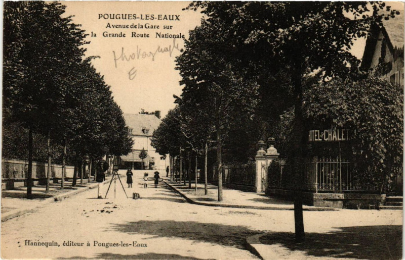 Carte postale ancienne Pougues-les-Eaux - Avenue de la Gare sur la Grande Route Nationale à Pougues-les-Eaux