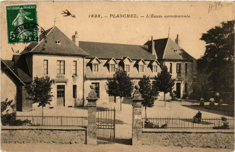 Carte postale ancienne Planchez - L'Ecole communale à Planchez