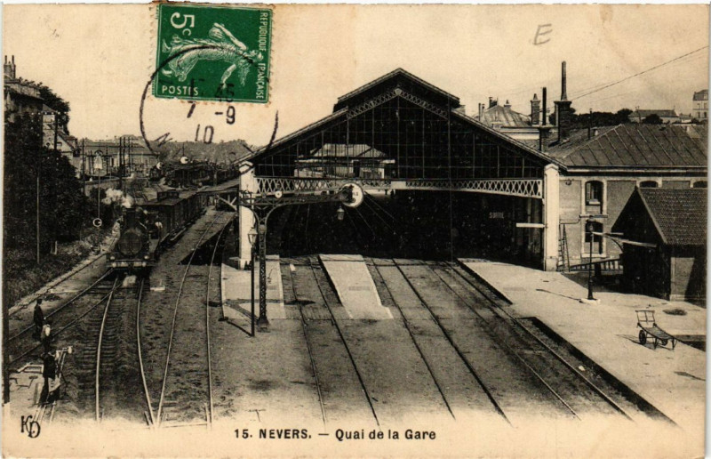 Carte postale ancienne Nevers - Quai de la Gare à Nevers